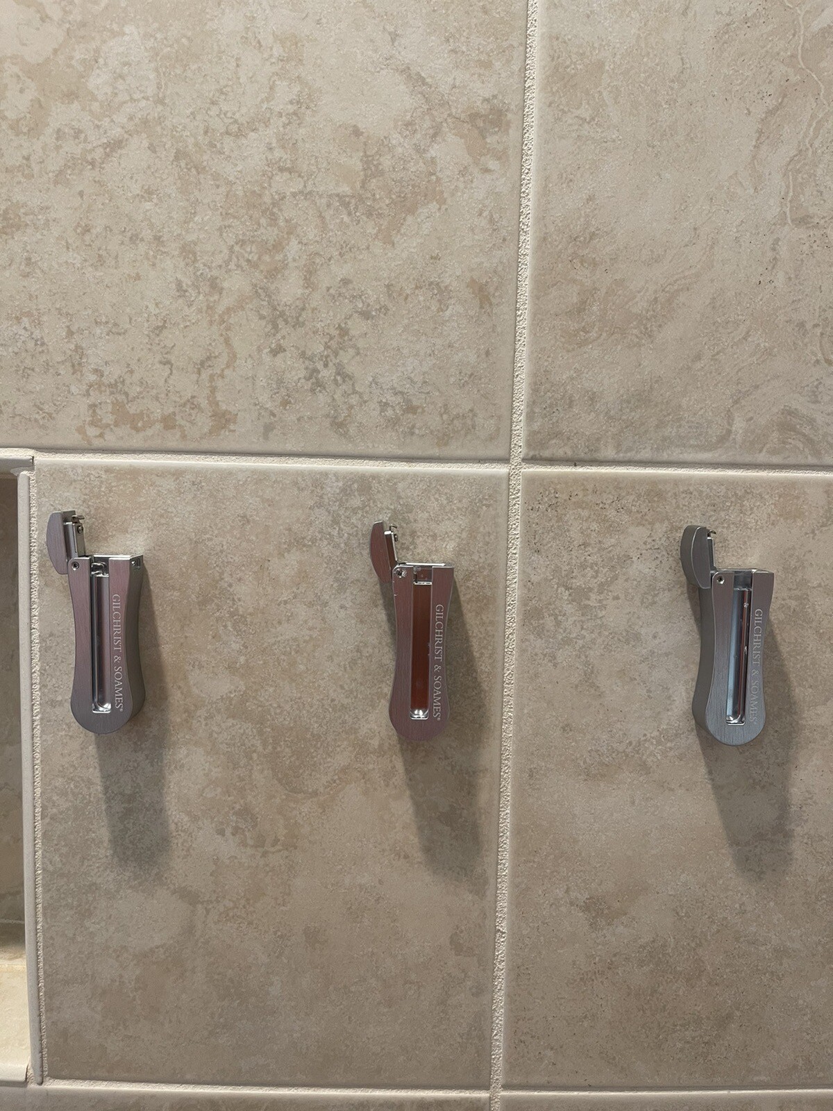 Zero% 15oz X1Shampoo 1 Conditioner 1 Shower Gel 1 Lotion 1 Hand wash 5 Bracket