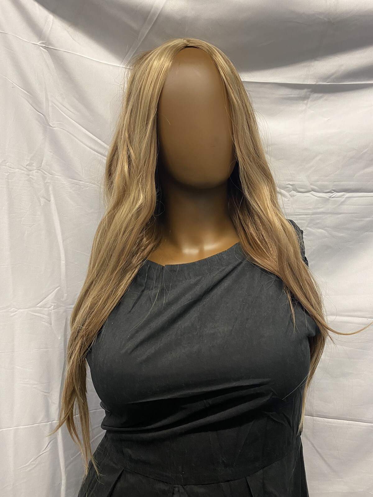 Women’s Unbranded Wavy Blonde Long Length Wig W/ Weaving Cap
