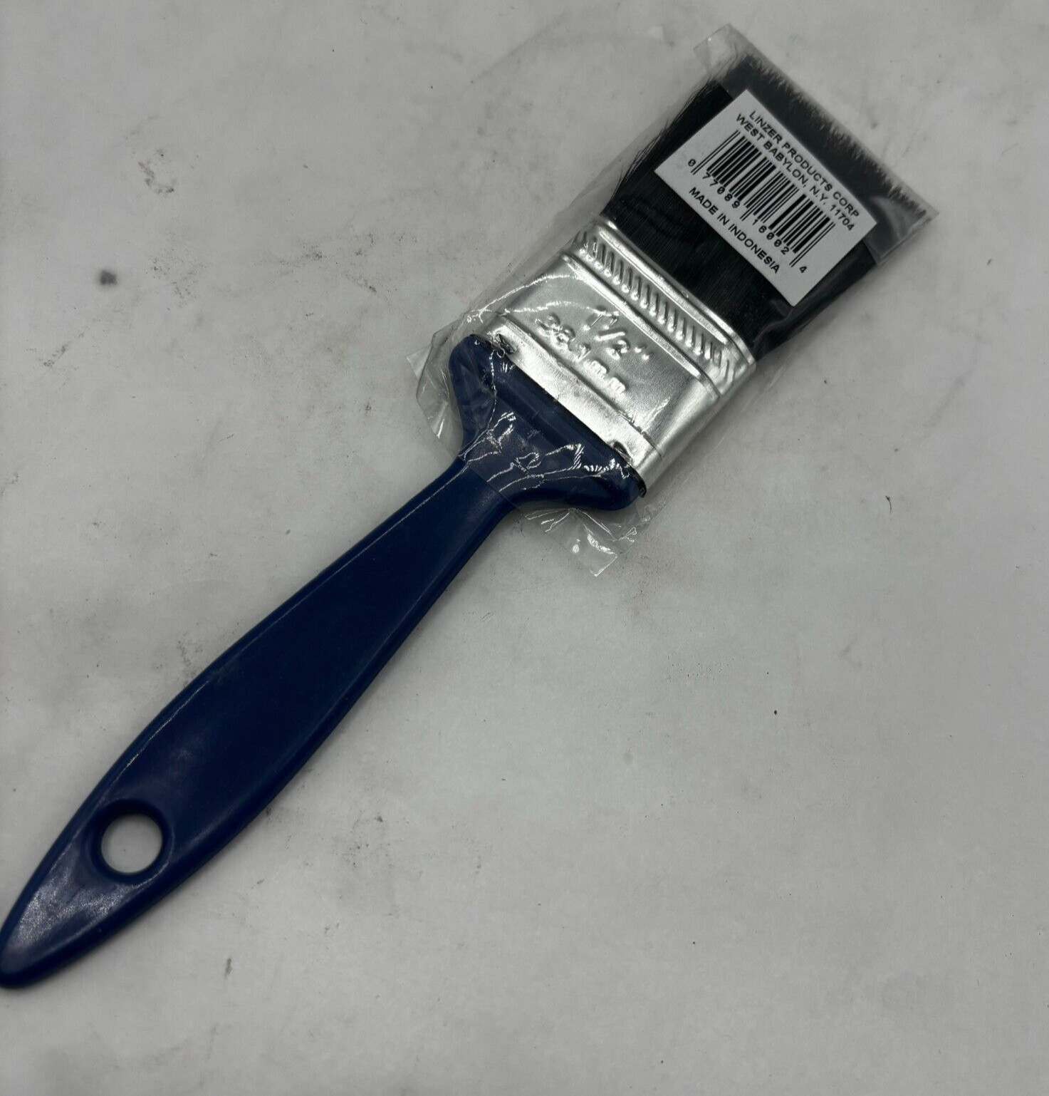 Linzer 1600 – 1-1/2 38.1mm ” Black China Bristle brush with plastic handle ⭐