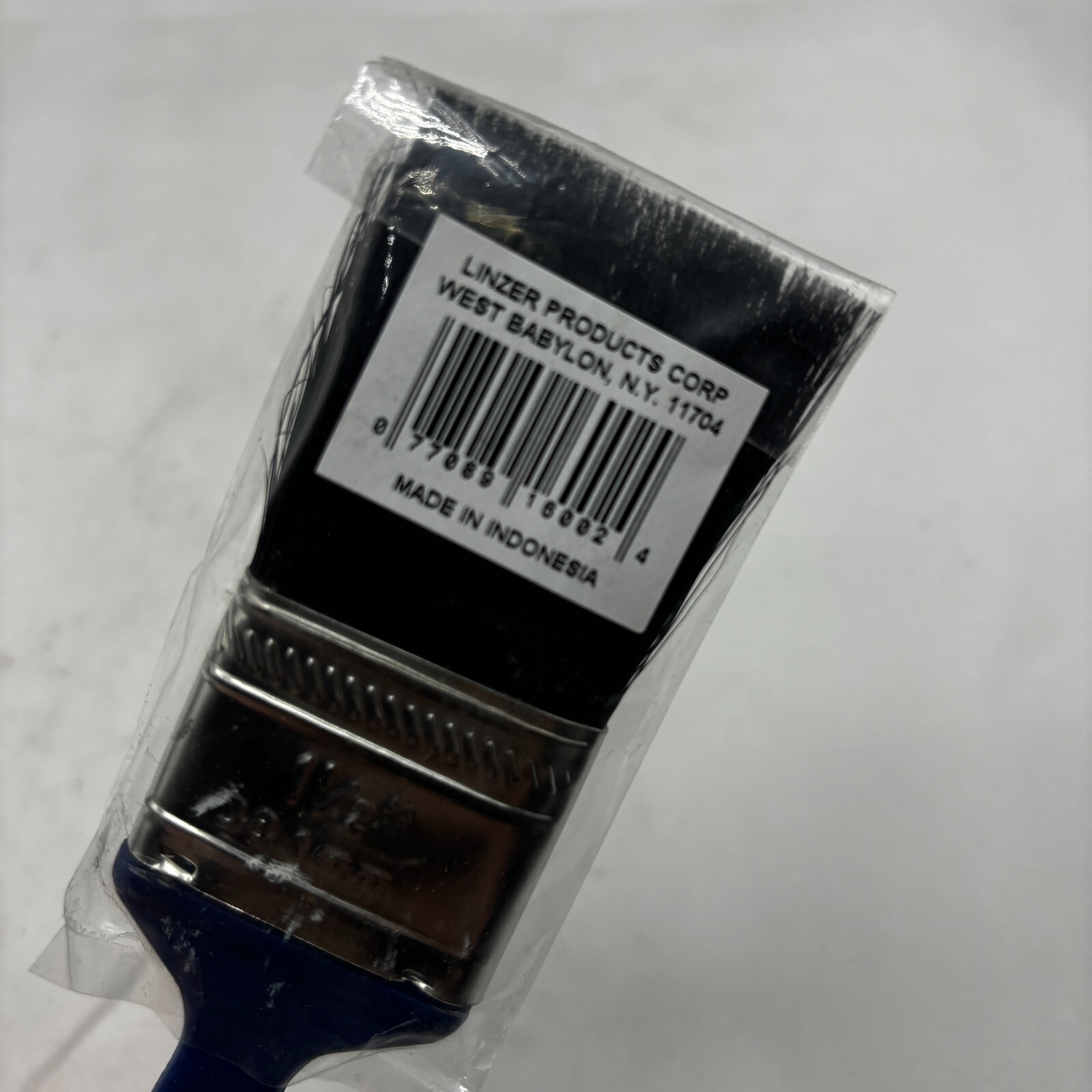 Linzer 1600 – 1-1/2 38.1mm ” Black China Bristle brush with plastic handle ⭐