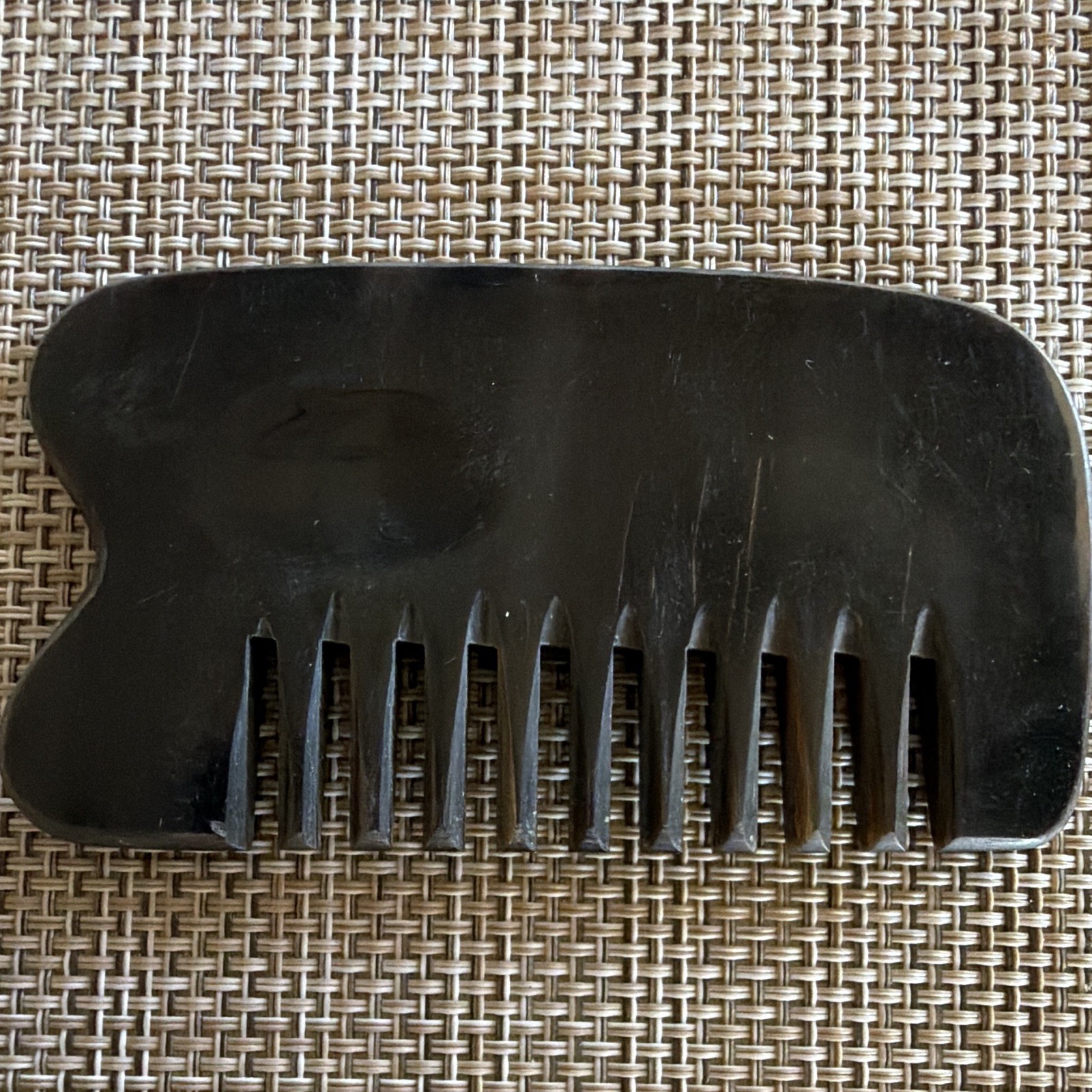 The Body Shop Wide Tooth Plastic Hair Comb 6 in Green/Black Unisex