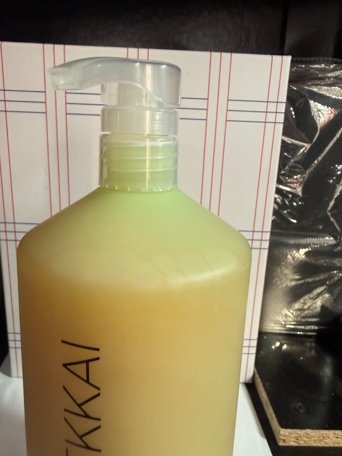 FEKKAI BRILLIANT GLOSS SHAMPOO, Shine & Anti Frizz, 33.8 fl oz / 1 Liter JUMBO