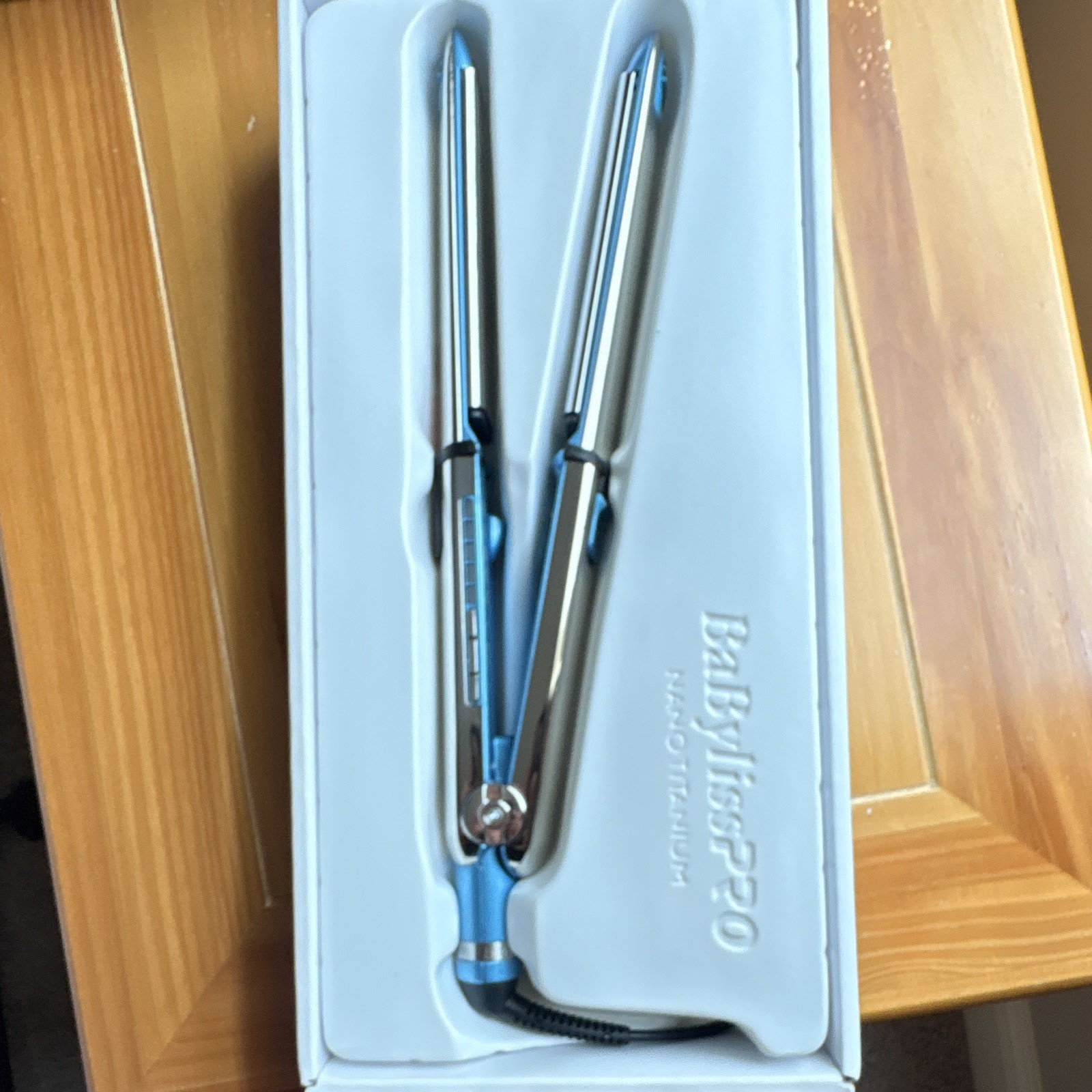 BaBylissPRO Prima3000 1 1/4in Titanium Flat Iron 465°F Dual Voltage Blue