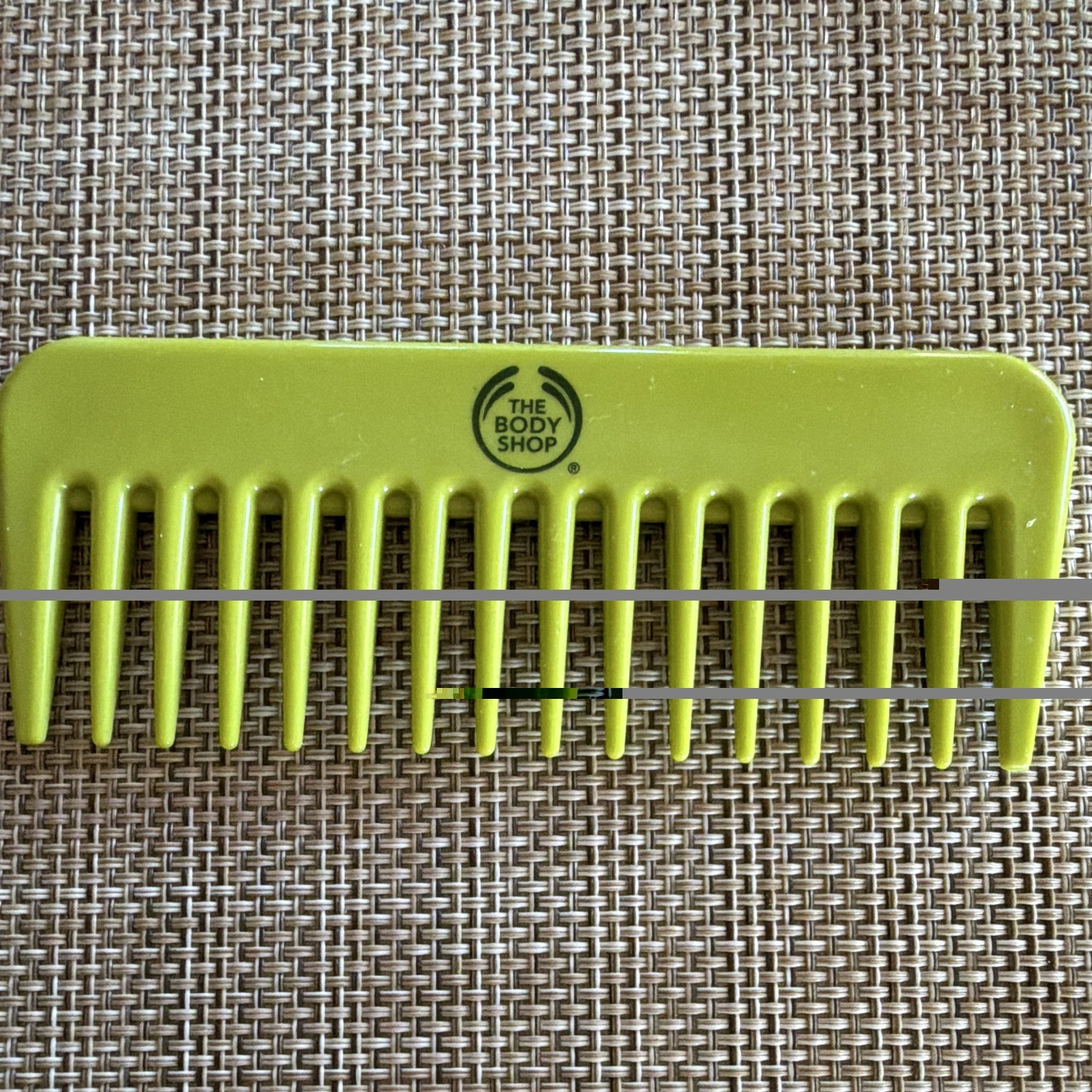 The Body Shop Wide Tooth Plastic Hair Comb 6 in Green/Black Unisex