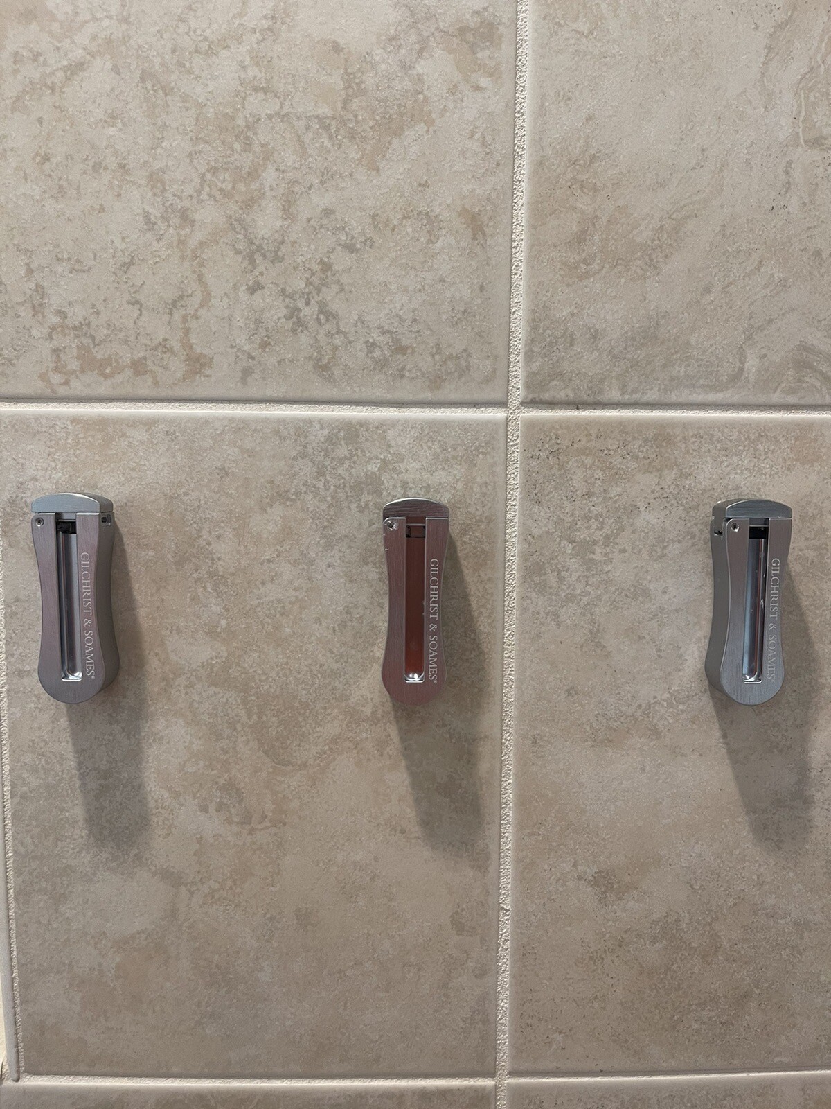 Zero% 15oz X1Shampoo 1 Conditioner 1 Shower Gel 1 Lotion 1 Hand wash 5 Bracket